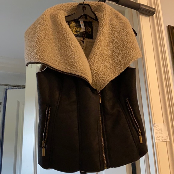 Faux-leather vest was bought 10 years ago, barely worn! Completely vintage! - Picture 1 of 2